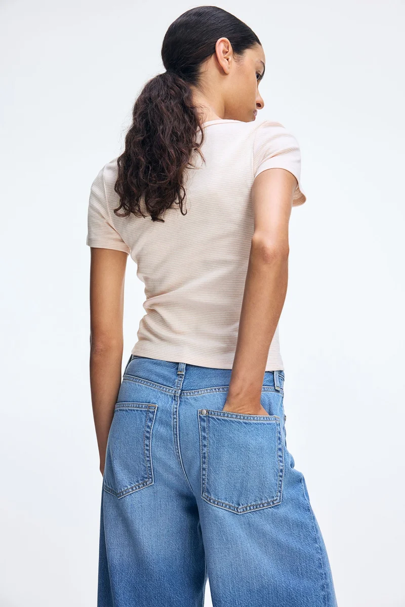 اتش اند ام تي-شيرت بقبة واسعة وأزرار في الأعلى